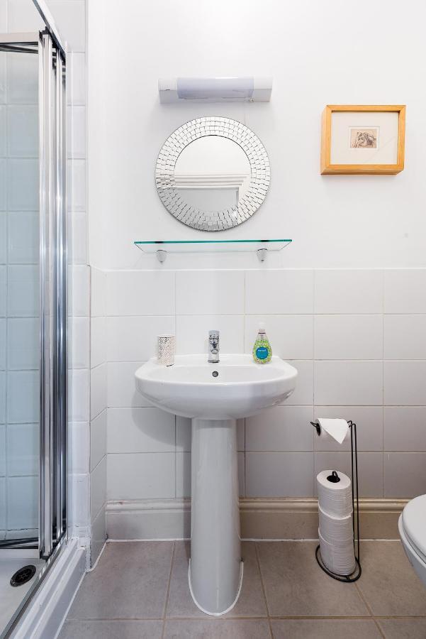 לונדון Heart Of Ealing Apartment With Garden מראה חיצוני תמונה