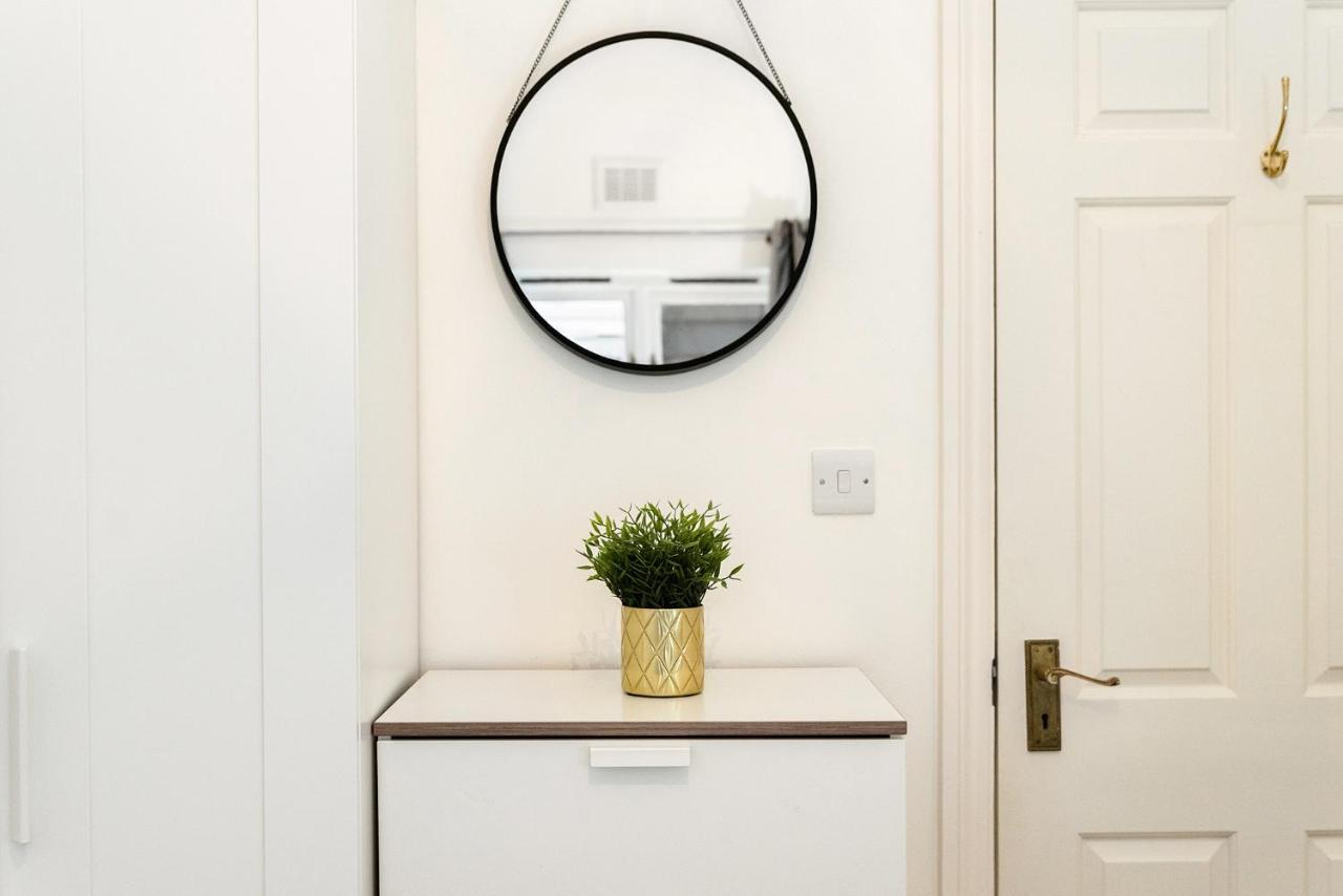 לונדון Heart Of Ealing Apartment With Garden מראה חיצוני תמונה